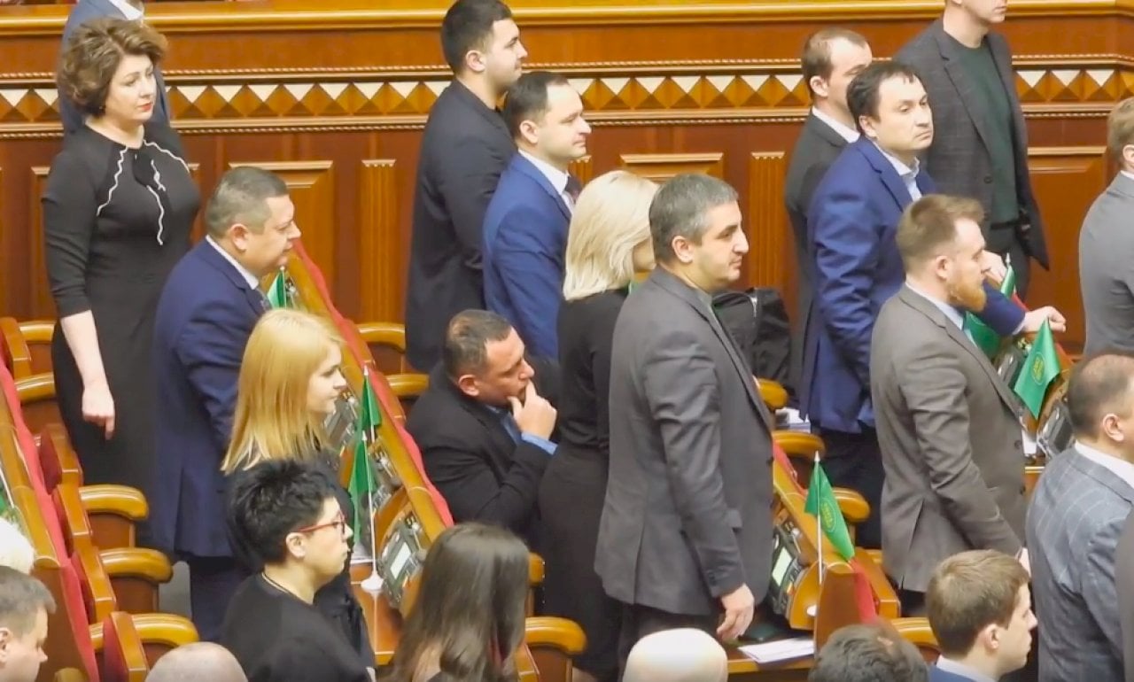 "Прикрывая лицо руками": нардеп Бужанский отказался почтить память Небесной сотни в Раде, видео