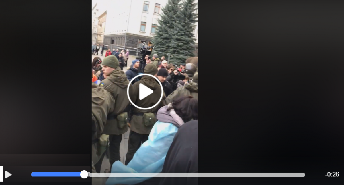 На митинге под Офисом президента мужчина совершил самоподжог - его еле спасли: видео