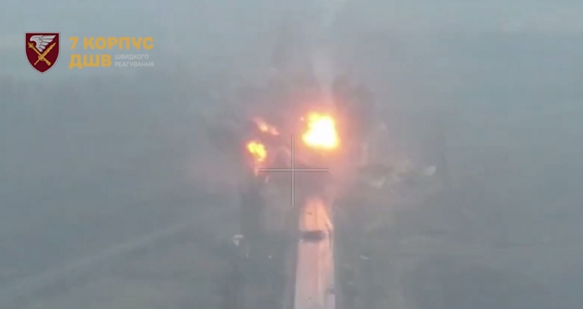 Истребитель ВСУ перекрыл армии РФ путь в Покровск через Селидово, разбомбив дорогу: видео попадания