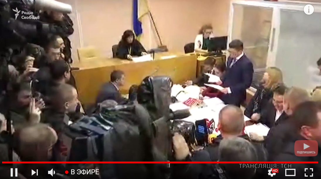 В суд над Саакашвили пришла Тимошенко - сторонники политика прорываются в зал суда: Прямая онлайн видео-трансляция