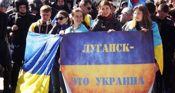Жительница Луганска взорвала мозг "ватникам" своим ответом: "Я украинка, и Украина должна быть такой, какой была. А эти "малороссии" – это так, примкнуть что-нибудь до зада!"