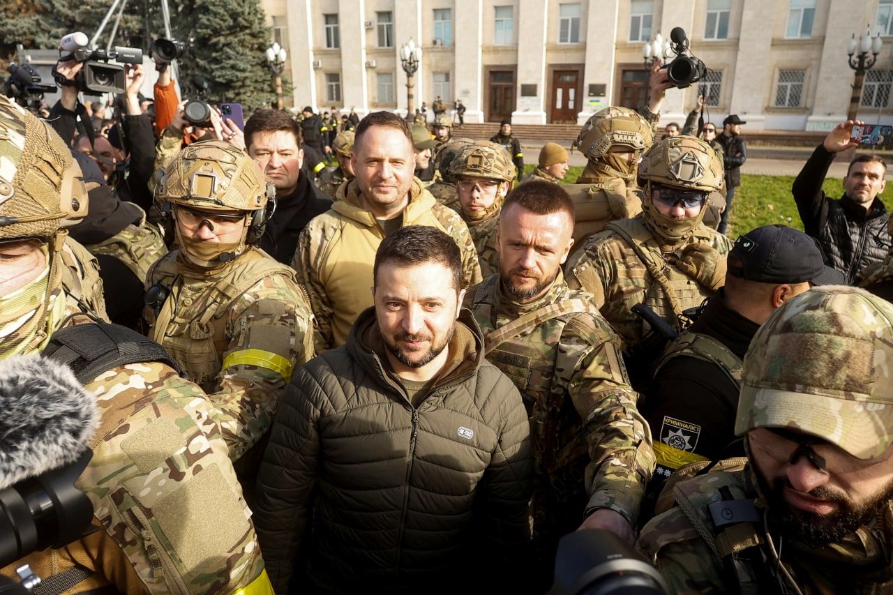 Прибывший в освобожденный Херсон Зеленский пошутил на главной площади города