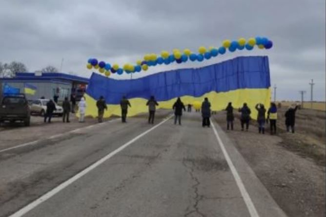 В сторону Крыма полетел огромный флаг Украины с посланиями для крымчан - кадры