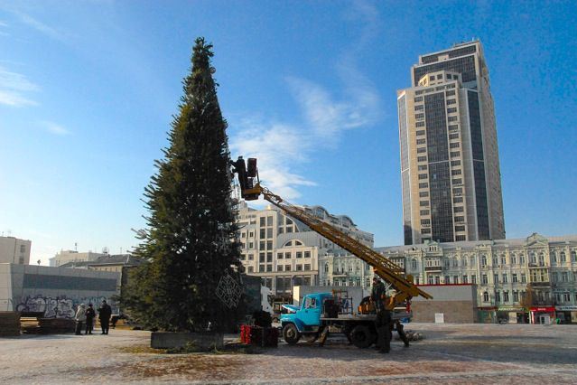 В Печерском районе Киева установили новогоднюю елку