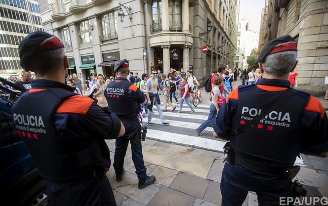 Скандальный референдум в Каталонии: полиция начала "атаковать" избирательные участки - в Сети появились эксклюзивные видеокадры 