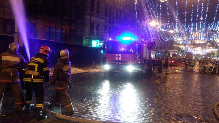 В центре Киева начался масштабный пожар. Горели 600 квадратов нежилого помещения в районе ЦУМа - кадры