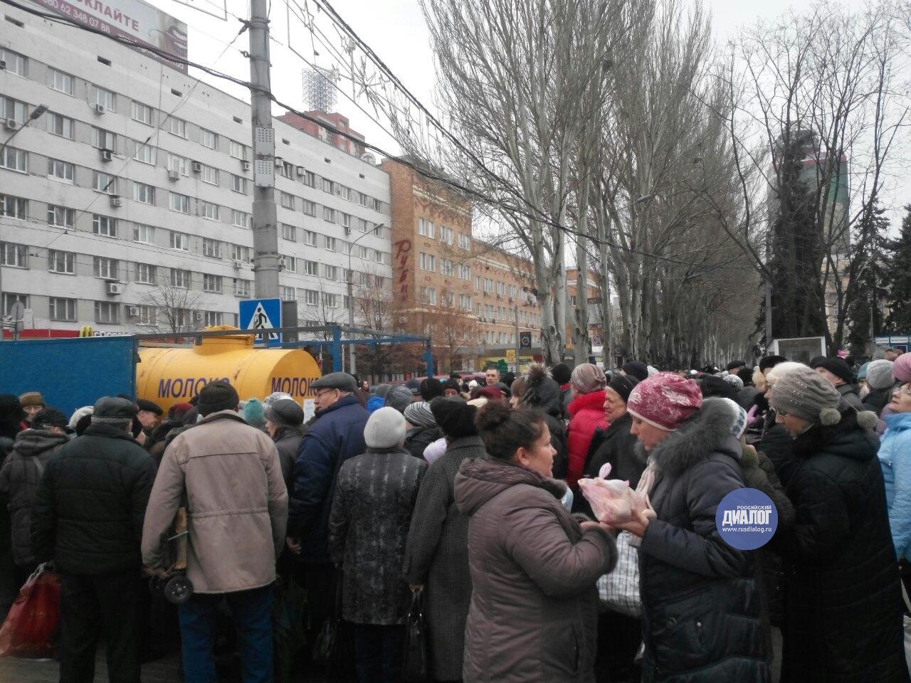 ДНР в Донецке проводят "День солидарности": на площади Ленина огромные очереди за "социальными" продуктами 