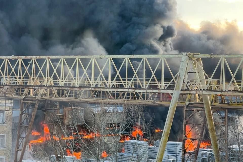 В Екатеринбурге пылает завод "Полистирол-Строй", тесно связанный с армией РФ: появились детали