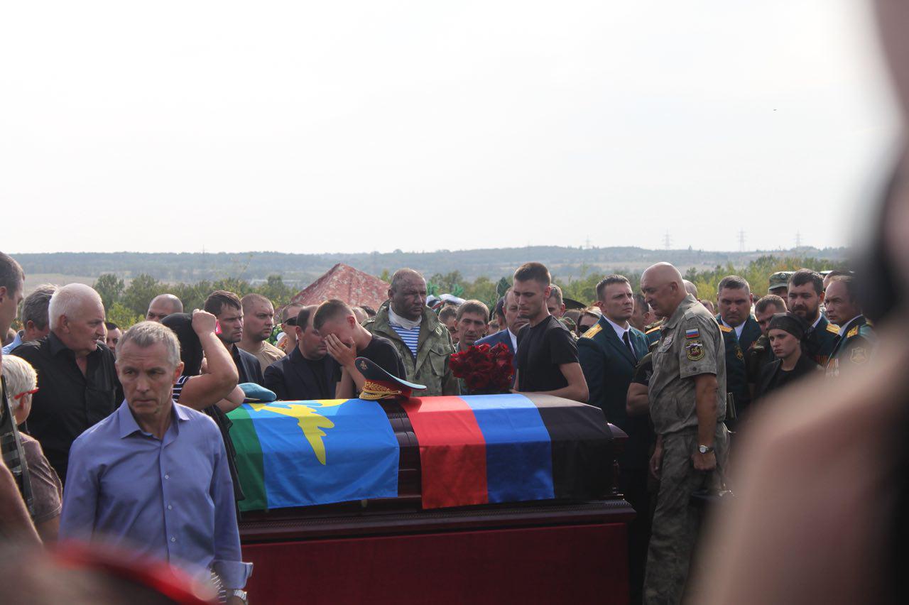 На похоронах Захарченко впервые показали его старших сыновей: дети главаря "ДНР" разрыдались у гроба боевика - кадры