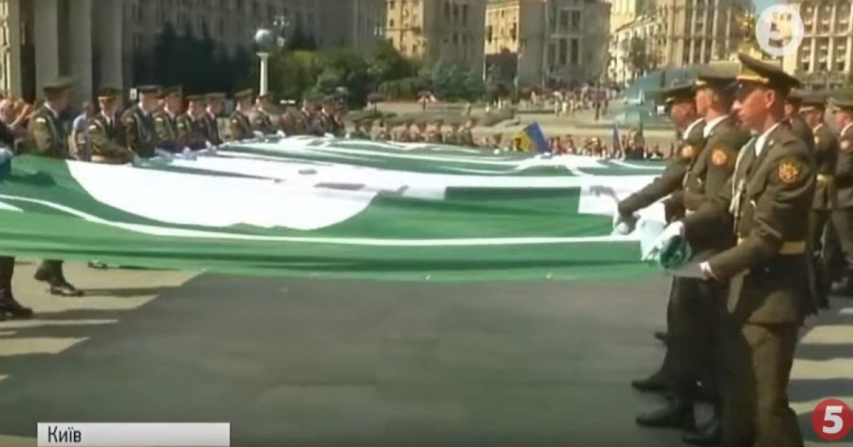 "Мы будем умирать за Украину": на Майдане в Киеве чеченцы развернули самый большой флаг Ичкерии - кадры
