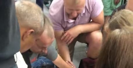 В киевском метро произошло пугающее ЧП с мужчиной: видео инцидента появилось в Сети
