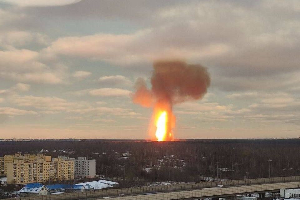 ​Под Петербургом "бавовна": над местом ЧП огромный огненный столб, пожарные ничего не могут сделать