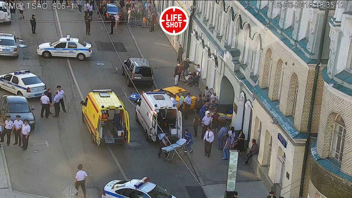 Крупное ДТП в Москве: пьяный водитель протаранил группу иностранных болельщиков – много пострадавших