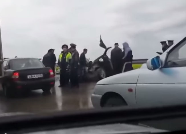 В Чечне БТР раздавил легковое авто