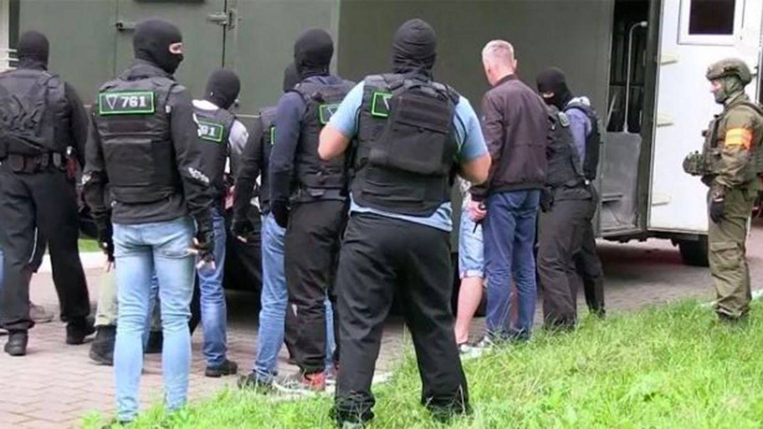 Облава по всей стране: в Чехии сотни полицейских начали спецоперацию по задержанию российских наемников
