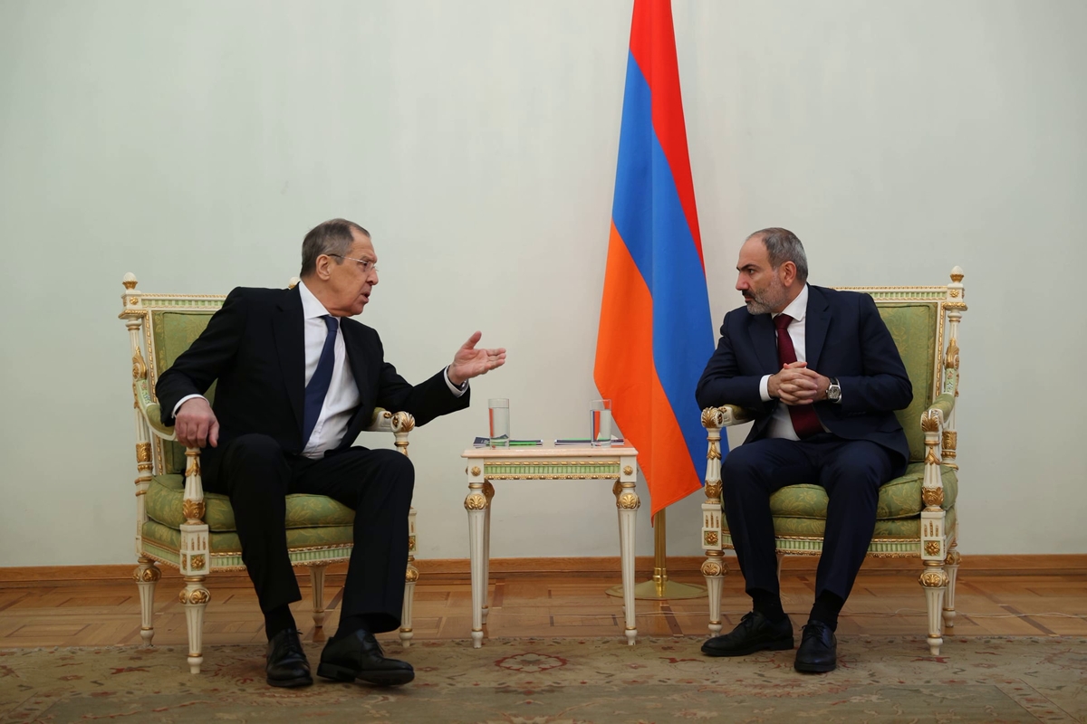 ​"Странность" с флагом на встрече Пашиняна и Лаврова в Ереване - в МИД России объяснялись
