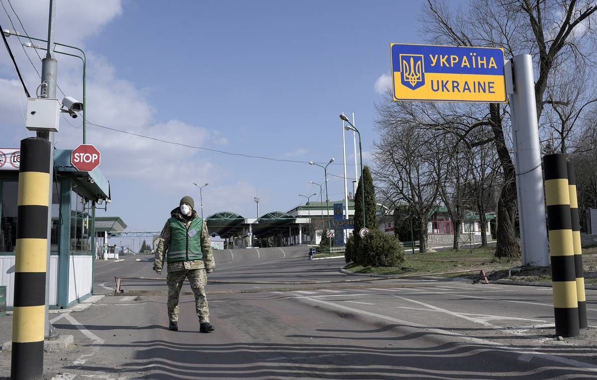 В регионах, граничащих с РФ и Беларусью, введены ограничительные меры: что запрещено