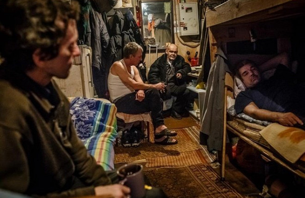 "Ради украинских пенсий луганчане теперь готовы на все: даже на грязные ночлежки и бытовые унижения", – блогер