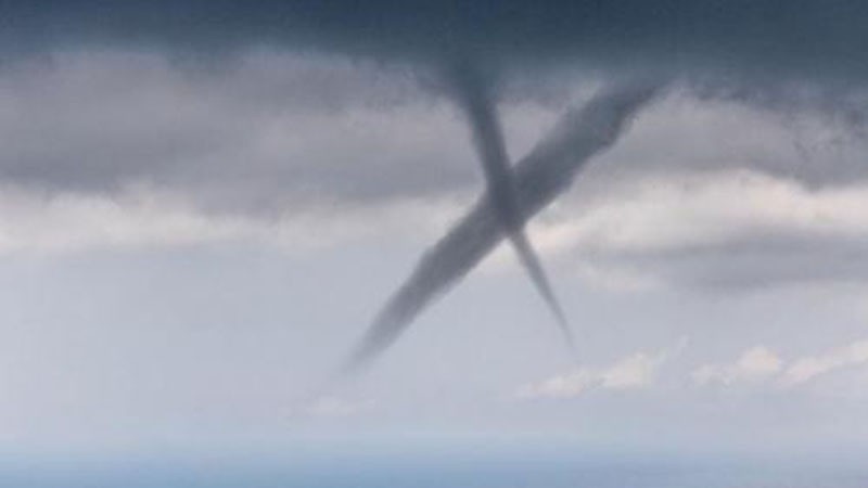 Недоброе предзнаменование: итальянцев напугал огромный крест в небе - кадры