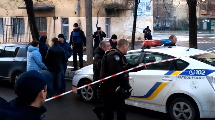 Возле школы в Одессе преступники начали стрелять по людям: есть убитый и раненые – появились эксклюзивные кадры с места ЧП