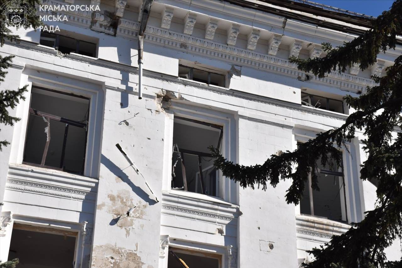 Армия РФ сбросила авиабомбы на центр Краматорска, одна попала в жилой дом – есть пострадавшие и разрушения