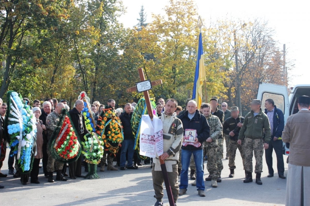 "Мы потеряли настоящего мужика, настоящего Героя", - в Кропивницком простились с погибшим на Донбассе Андреем Беспаловым, даже военные не сдерживали слез. Кадры