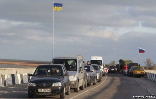 Оккупанты в бешенстве: патриоты повесили на "Чонгаре" флаг Украины на фоне которого российский триколор кажется невзрачным и маленьким (кадры)