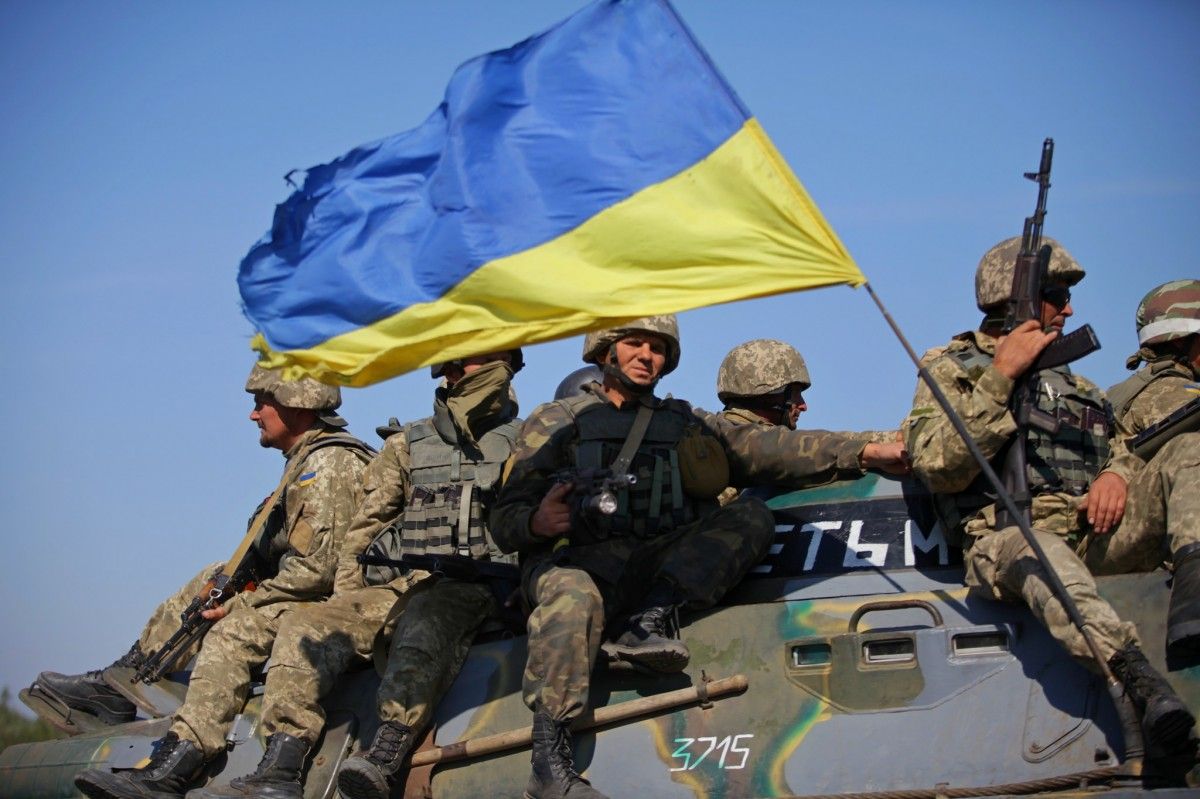 Зарплата военнослужащих вырастет. Порошенко рассказал, сколько будут получать защитники Украины