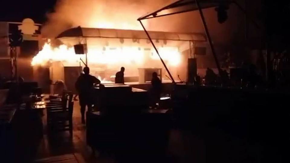 В Одессе сгорел ресторан на пляже – кадры