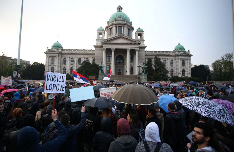 В Сербии тысячи человек вышли протестовать против победы на президентских выборах пророссийского кандидата Вучича