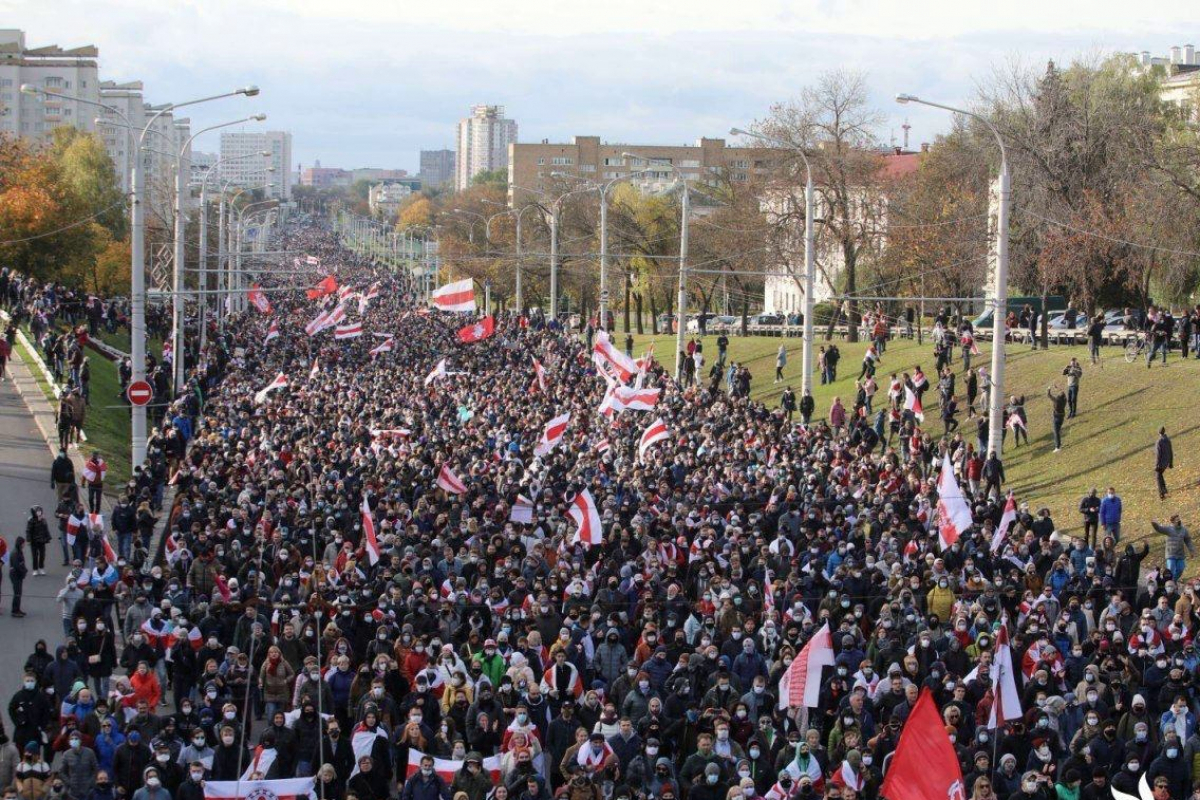 ​В Минске ОМОН влетел на микроавтобусе в толпу протестующих, взорвали гранату - момент попал на видео