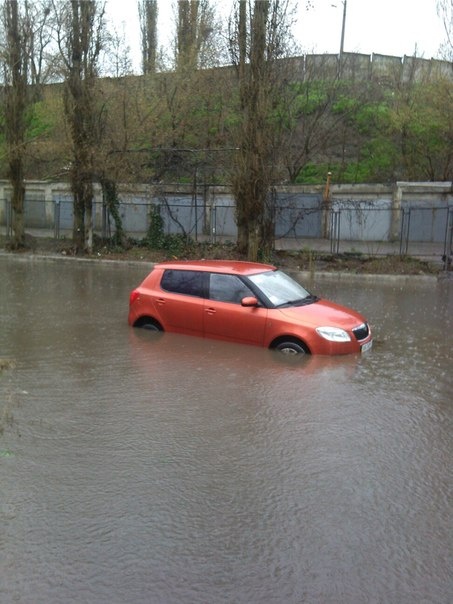 Шторм в Одессе: под воду ушла парковка крупнейшего в городе торгового центра, ДТП и "пробки"