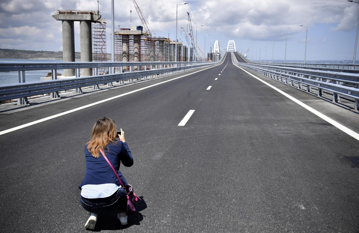 На "Крым наш": Кремль согнал людей на Крымский мост, словно на парад, - кадры