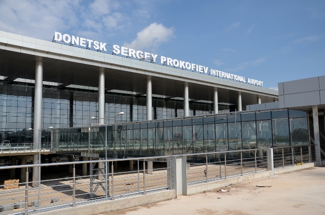 Донецкий аэропорт окружен со всех сторон представителями ДНР