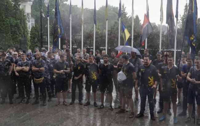Под зданием АП неспокойно: "Национальный корпус" требует от Зеленского задержать Медведчука за госизмену 