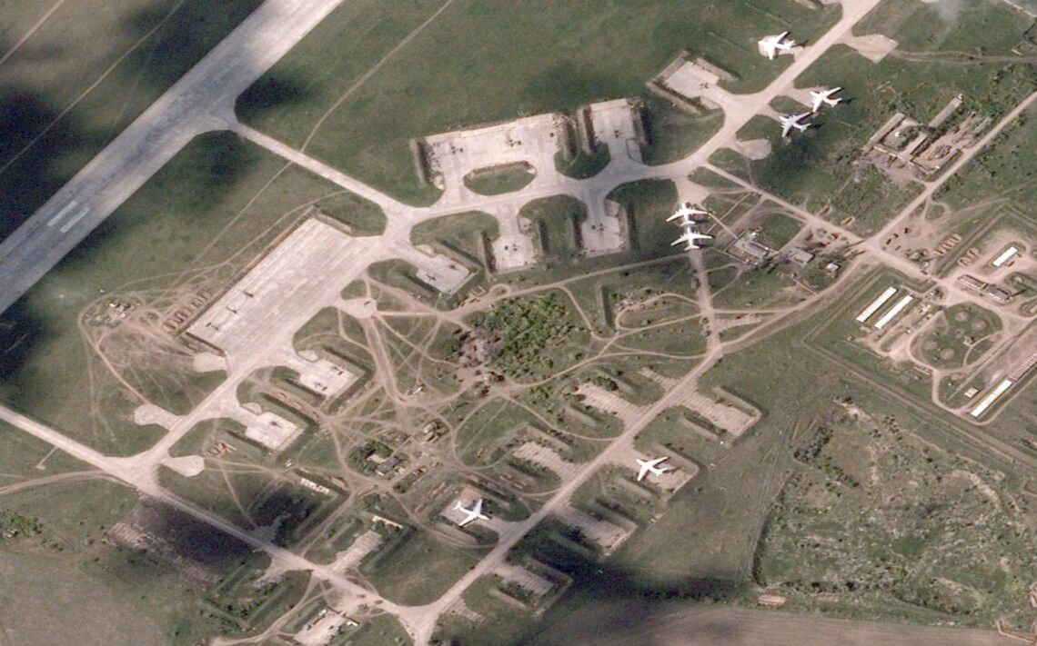​ВСУ нанесли удар по базе оккупантов на аэродроме в Мелитополе, кадры
