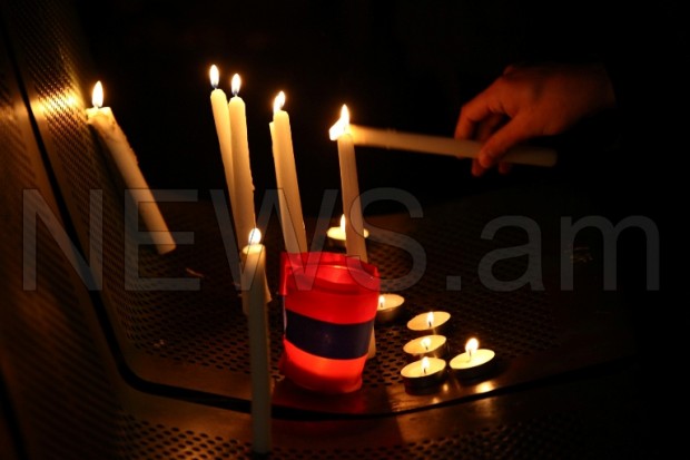 СМИ: жители Еревана возле оперного театра зажгли свечи в память о погибшем Сереже Аветисяне