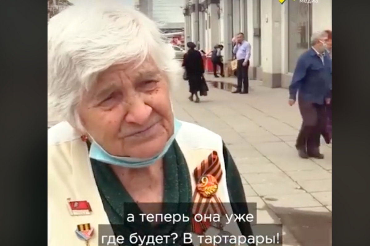 ​Пенсионерка из России: "Иди сюда! Это не мы его выбирали, это Ельцин его посадил", видео