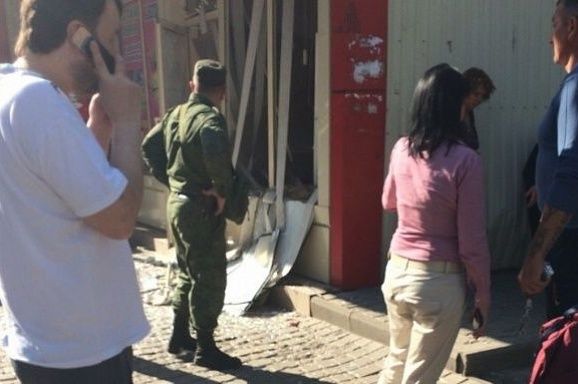В Донецке террорист "ДНР" взорвал гранату в хлебном магазине, есть раненые - кадры