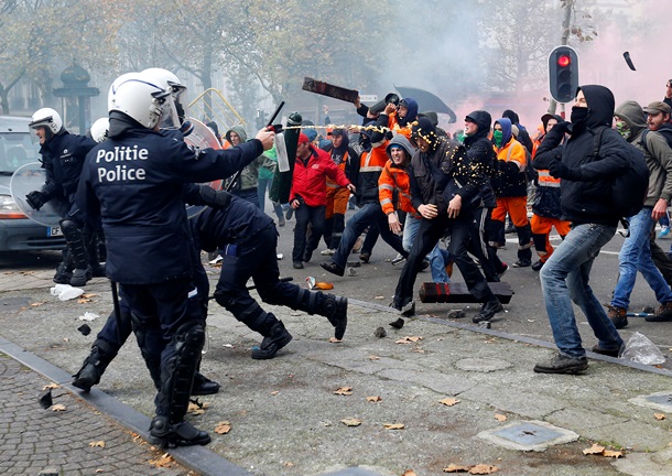 В Афинах студентческий марш против полицейского произвола разогнали слезоточивым газом