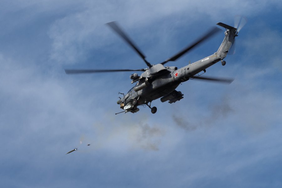 Российский ударный вертолет Ка-52 ворвался на территорию Украины: очевидцы показали видео вторжения, - кадры