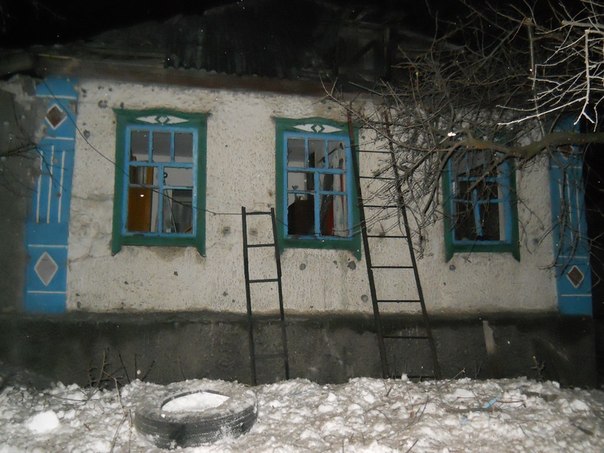 В Луганской области из-за обстрелов разрушен дом. Пострадала женщина
