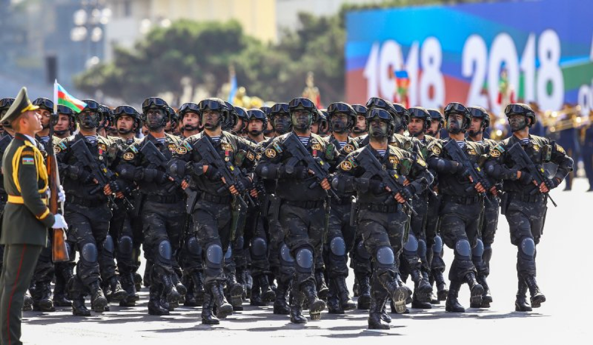 Мощь и сила армии Азербайджана: украинские пользователи создали микс лучших кадров ​военного парада в Баку