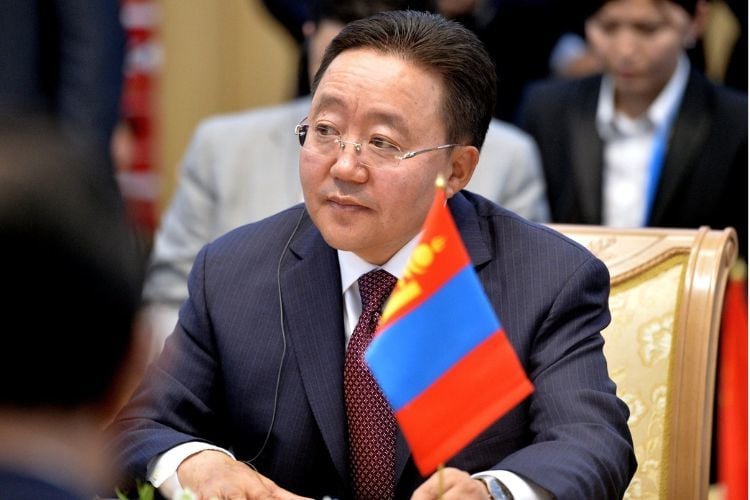 Експрезидент Монголії Елбегдорж посміявся над інтерв'ю Путіна, показавши карту "споконвічно монгольських" земель
