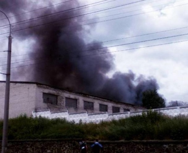 На территории военного склада в Ровно прогремели взрывы: местные жители пишут о сильном пожаре и публикуют первые кадры