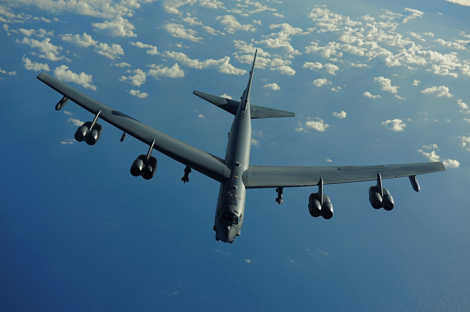 Бомбардировщик США B-52 снова замечен над Украиной: 7 самолетов окружают Россию с юго-запада