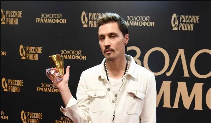 Дима Билан в обнимку с "красавцем" удивил своих поклонников неожиданным признанием
