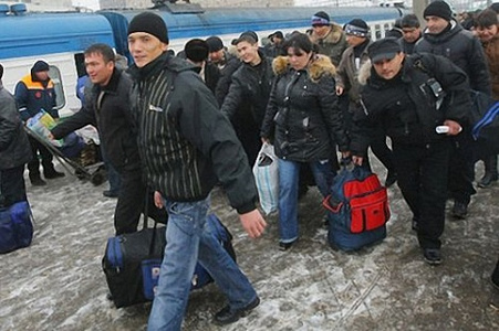 Агрессор теряет главного "донора" рабсилы: количество легальных мигрантов-украинцев в РФ рухнуло на 40%