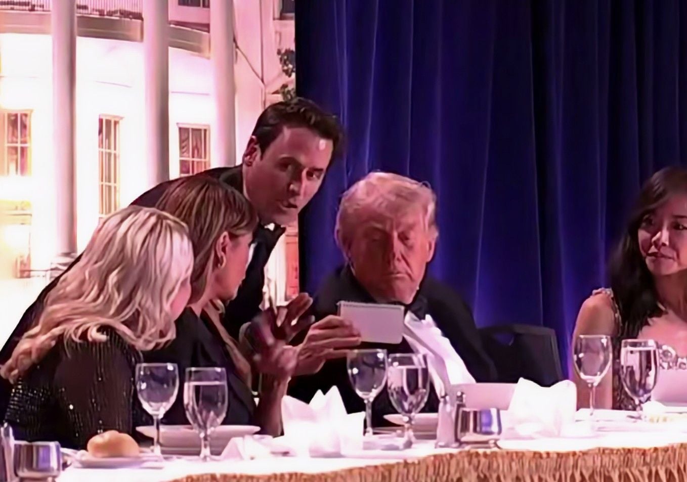 Выстрелы в нескольких метрах: что произошло с Трампом на ужине