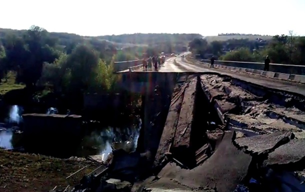 Через реку Кальмиус подорвали мост